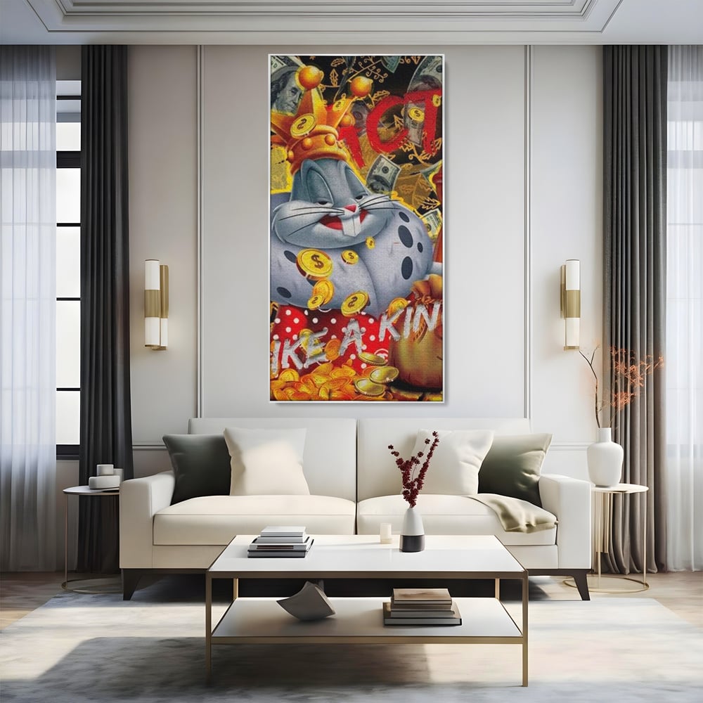 Tablou canvas cu tablou canvas cu bugs bunny rege, in rama de aluminiu argintiu, pe perete intr-un living